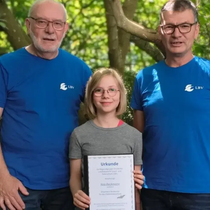 Bernd Michl (rechts) und Heinz Neudert bedanken sich bei Noa Beckmann für ihre Spende zugunsten der Fledermäuse.