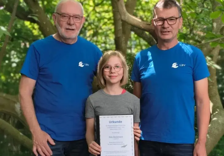 Bernd Michl (rechts) und Heinz Neudert bedanken sich bei Noa Beckmann für ihre Spende zugunsten der Fledermäuse.