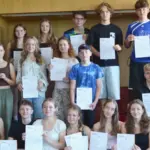 Ein Teil der 34 Leibniz-Schüler, die ihr FSSJ absolviert haben. Schulleiterin Dr. Konstanze Seutter (rechts vorne) und Projektleiterin Karin Hellmich (dahinter) sind sichtlich stolz auf ihre Schülerinnen und Schüler.