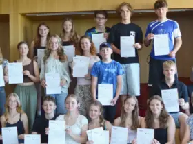 Ein Teil der 34 Leibniz-Schüler, die ihr FSSJ absolviert haben. Schulleiterin Dr. Konstanze Seutter (rechts vorne) und Projektleiterin Karin Hellmich (dahinter) sind sichtlich stolz auf ihre Schülerinnen und Schüler.