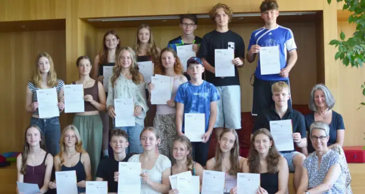 Ein Teil der 34 Leibniz-Schüler, die ihr FSSJ absolviert haben. Schulleiterin Dr. Konstanze Seutter (rechts vorne) und Projektleiterin Karin Hellmich (dahinter) sind sichtlich stolz auf ihre Schülerinnen und Schüler.