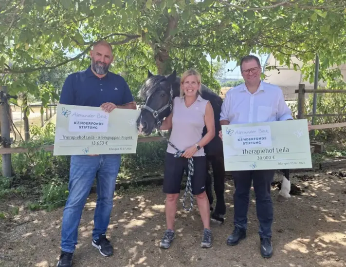 Unterstützung kommt von Tobias Ballbach, Vorstand der Alexander Beck Kinderfonds Stiftung, Sandra Uhl, Leitung Therapiehof Leila, Dominik Beck, Geschäftsführer der Der Beck GmbH (von links).