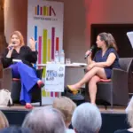 Alena Schröder (links) hat in Lauf aus ihrem neuen Roman vorgelesen. Ina Gombert leitete durch den Abend.