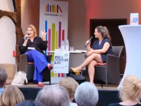 Alena Schröder (links) hat in Lauf aus ihrem neuen Roman vorgelesen. Ina Gombert leitete durch den Abend.