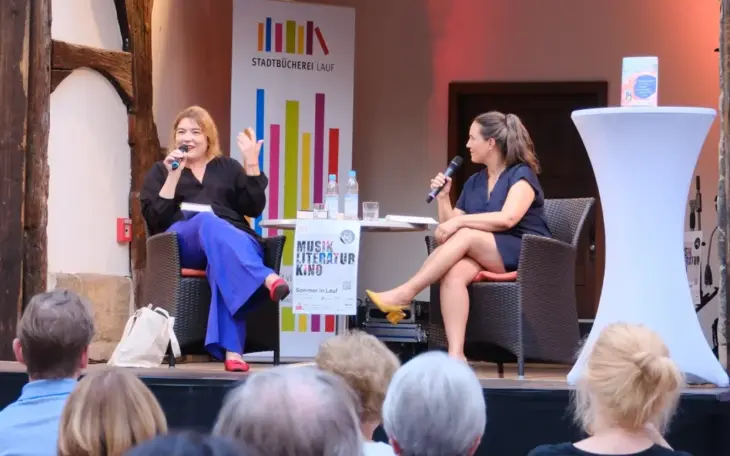 Alena Schröder (links) hat in Lauf aus ihrem neuen Roman vorgelesen. Ina Gombert leitete durch den Abend.
