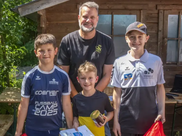 Rainer Bock mit den Siegerkindern.