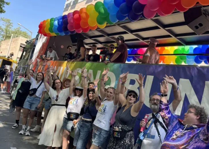 „Wir sind bunt – Gott sei Dank“ – unter diesem Motto setzte sich die Rummelsberger Diakonie beim Christopher Street Day 2026 für die Rechte queerer Menschen ein – mit eigenem Truck auf der Parade und als Sponsorin.