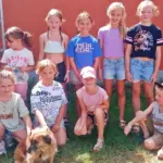 Die Ferienkinder, die das Tierheim Feucht besuchten, posieren gemeinsam mit einem Hunde für ein Erinnerungsfoto.