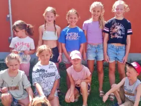Die Ferienkinder, die das Tierheim Feucht besuchten, posieren gemeinsam mit einem Hunde für ein Erinnerungsfoto.