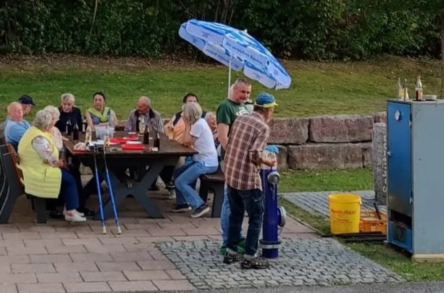 Bild eines früheren Forellenräucherns: Im Räucherofen der Feuerwehr Burgthann werden die Forellen zu einem schmackhaften Mahl.