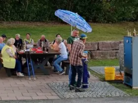 Bild eines früheren Forellenräucherns: Im Räucherofen der Feuerwehr Burgthann werden die Forellen zu einem schmackhaften Mahl.