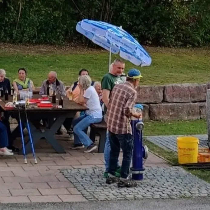 Bild eines früheren Forellenräucherns: Im Räucherofen der Feuerwehr Burgthann werden die Forellen zu einem schmackhaften Mahl.