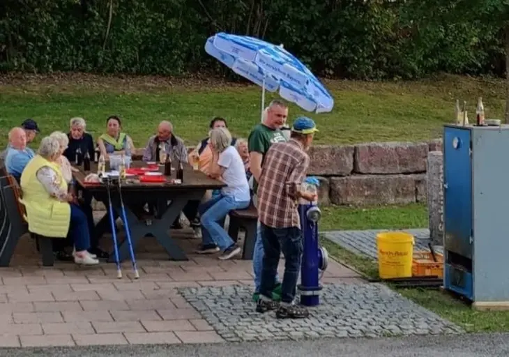 Bild eines früheren Forellenräucherns: Im Räucherofen der Feuerwehr Burgthann werden die Forellen zu einem schmackhaften Mahl.