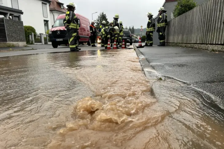 Die Feuerwehr sperrte die betroffene Holzstraße ab.