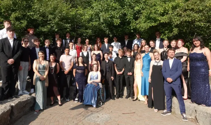 49 Absolventinnen und Absolventen der Jahrgänge 9 und 10 verabschiedeten sich von der Schule.