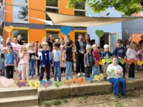 Kinder, Eltern und Mitarbeitende feierten unter dem Motto „Ich lieb den Krempoli“ ein Sommerfest.