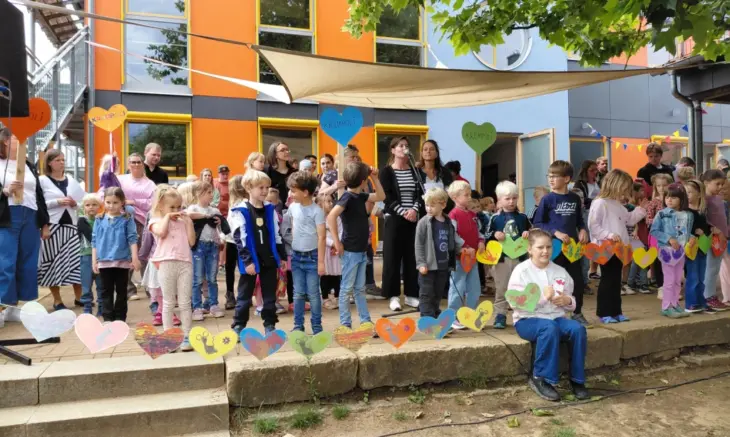Kinder, Eltern und Mitarbeitende feierten unter dem Motto „Ich lieb den Krempoli“ ein Sommerfest.