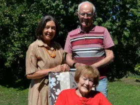 Die Zweite Bürgermeisterin Erika Vogel (links) war an dem besonderen Tag von Margarete und Kurt Seitzinger vor Ort, um zu gratulieren.