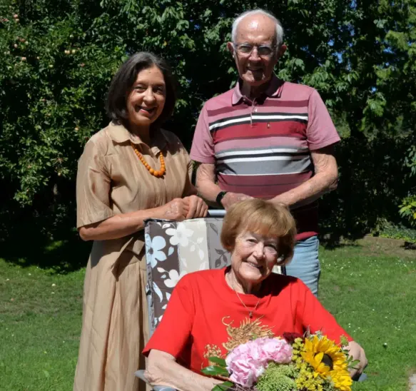 Die Zweite Bürgermeisterin Erika Vogel (links) war an dem besonderen Tag von Margarete und Kurt Seitzinger vor Ort, um zu gratulieren.