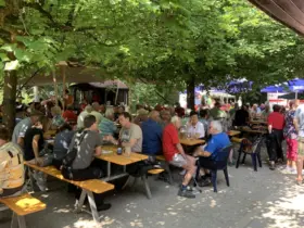 Das Bergfest der NaturFreunde Lauf in Hormersdorf war wieder ein Treffpunkt für viele Vereine und Familien. Schon beim Frühschoppen waren die Tische gut gefüllt.