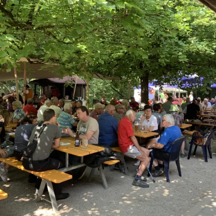 Das Bergfest der NaturFreunde Lauf in Hormersdorf war wieder ein Treffpunkt für viele Vereine und Familien. Schon beim Frühschoppen waren die Tische gut gefüllt.