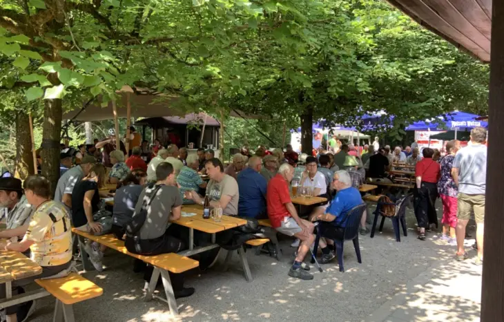Das Bergfest der NaturFreunde Lauf in Hormersdorf war wieder ein Treffpunkt für viele Vereine und Familien. Schon beim Frühschoppen waren die Tische gut gefüllt.
