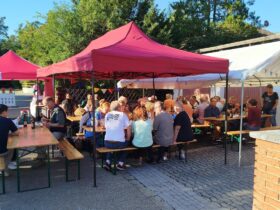Bei bestem Spätsommerwetter füllten sich die Bierzeltgarnituren unter den Pavillons schnell: Nachbarn und Bewohner der Asylunterkunft kamen bei Essen und Trinken ins Gespräch.