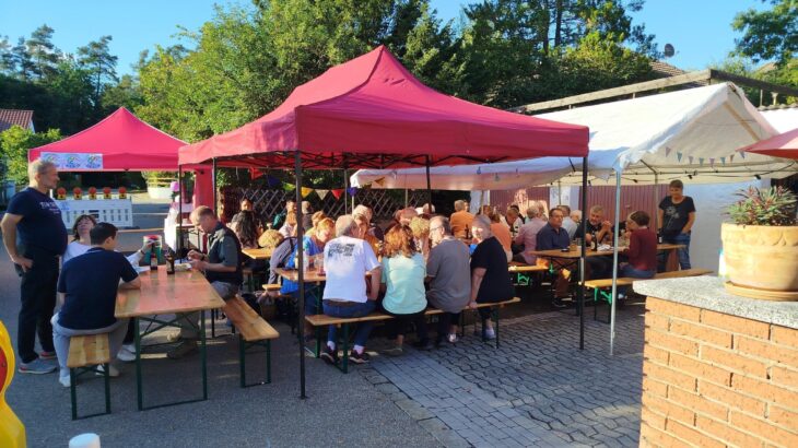Bei bestem Spätsommerwetter füllten sich die Bierzeltgarnituren unter den Pavillons schnell: Nachbarn und Bewohner der Asylunterkunft kamen bei Essen und Trinken ins Gespräch.