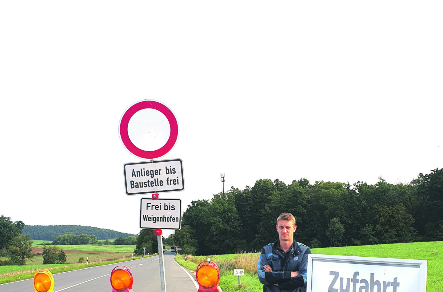 Andreas Oppel führt den Kfz- und Landtechnikbetrieb Oppel in Gersdorf. Zum Unternehmen gehören außerdem eine ENI-Tankstelle sowie ein Laden mit Back- und Kaffeeshop.
Für den Fototermin wählte er mit Absicht die Kreuzung bei Winn. Damit möchte er darauf aufmerksam machen, dass der Betrieb und die Tankstelle trotz der Baustelle erreichbar sind. Die Beschilderung findet er sehr irreführend, da viele Verkehrsteilnehmer sich nicht trauen, an einem Sperrschild vorbeizufahren. Tatsächlich kann die Straße bis einschließlich der Abzweigung nach Weigenhofen und damit bis nach Lauf ohne Einschränkungen genutzt werden.