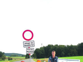 Andreas Oppel führt den Kfz- und Landtechnikbetrieb Oppel in Gersdorf. Zum Unternehmen gehören außerdem eine ENI-Tankstelle sowie ein Laden mit Back- und Kaffeeshop.
Für den Fototermin wählte er mit Absicht die Kreuzung bei Winn. Damit möchte er darauf aufmerksam machen, dass der Betrieb und die Tankstelle trotz der Baustelle erreichbar sind. Die Beschilderung findet er sehr irreführend, da viele Verkehrsteilnehmer sich nicht trauen, an einem Sperrschild vorbeizufahren. Tatsächlich kann die Straße bis einschließlich der Abzweigung nach Weigenhofen und damit bis nach Lauf ohne Einschränkungen genutzt werden.