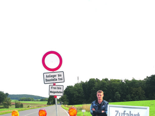 Andreas Oppel führt den Kfz- und Landtechnikbetrieb Oppel in Gersdorf. Zum Unternehmen gehören außerdem eine ENI-Tankstelle sowie ein Laden mit Back- und Kaffeeshop.
Für den Fototermin wählte er mit Absicht die Kreuzung bei Winn. Damit möchte er darauf aufmerksam machen, dass der Betrieb und die Tankstelle trotz der Baustelle erreichbar sind. Die Beschilderung findet er sehr irreführend, da viele Verkehrsteilnehmer sich nicht trauen, an einem Sperrschild vorbeizufahren. Tatsächlich kann die Straße bis einschließlich der Abzweigung nach Weigenhofen und damit bis nach Lauf ohne Einschränkungen genutzt werden.