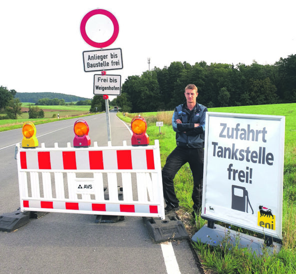 Andreas Oppel führt den Kfz- und Landtechnikbetrieb Oppel in Gersdorf. Zum Unternehmen gehören außerdem eine ENI-Tankstelle sowie ein Laden mit Back- und Kaffeeshop.
Für den Fototermin wählte er mit Absicht die Kreuzung bei Winn. Damit möchte er darauf aufmerksam machen, dass der Betrieb und die Tankstelle trotz der Baustelle erreichbar sind. Die Beschilderung findet er sehr irreführend, da viele Verkehrsteilnehmer sich nicht trauen, an einem Sperrschild vorbeizufahren. Tatsächlich kann die Straße bis einschließlich der Abzweigung nach Weigenhofen und damit bis nach Lauf ohne Einschränkungen genutzt werden.