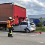 Der VW eines 85-Jährigen prallte gegen einen abgestellten Sattelauflieger. Der Fahrer starb noch am Unfallort.