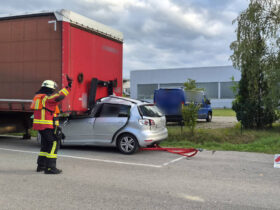 Der VW eines 85-Jährigen prallte gegen einen abgestellten Sattelauflieger. Der Fahrer starb noch am Unfallort.