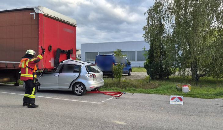 Der VW eines 85-Jährigen prallte gegen einen abgestellten Sattelauflieger. Der Fahrer starb noch am Unfallort.