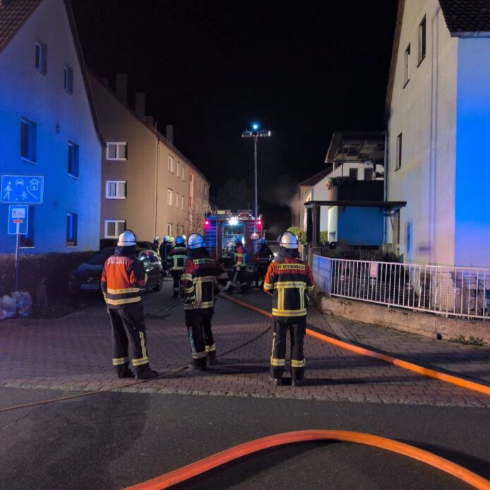 Der Rettungsdienst musste mehrere Bewohner wegen einer Rauchgasvergiftung behandeln. Auch ein Feuerwehrmann zog sich Verletzungen zu.
