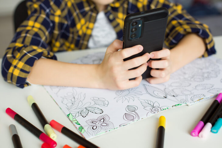 Symbolfoto Kinder Soziale Medien