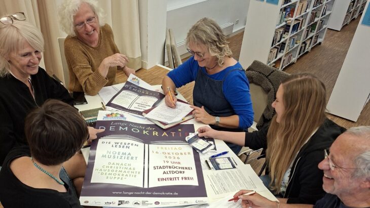 Die Organisatoren bei der finalen Besprechung zur langen Nacht der Demokratie.