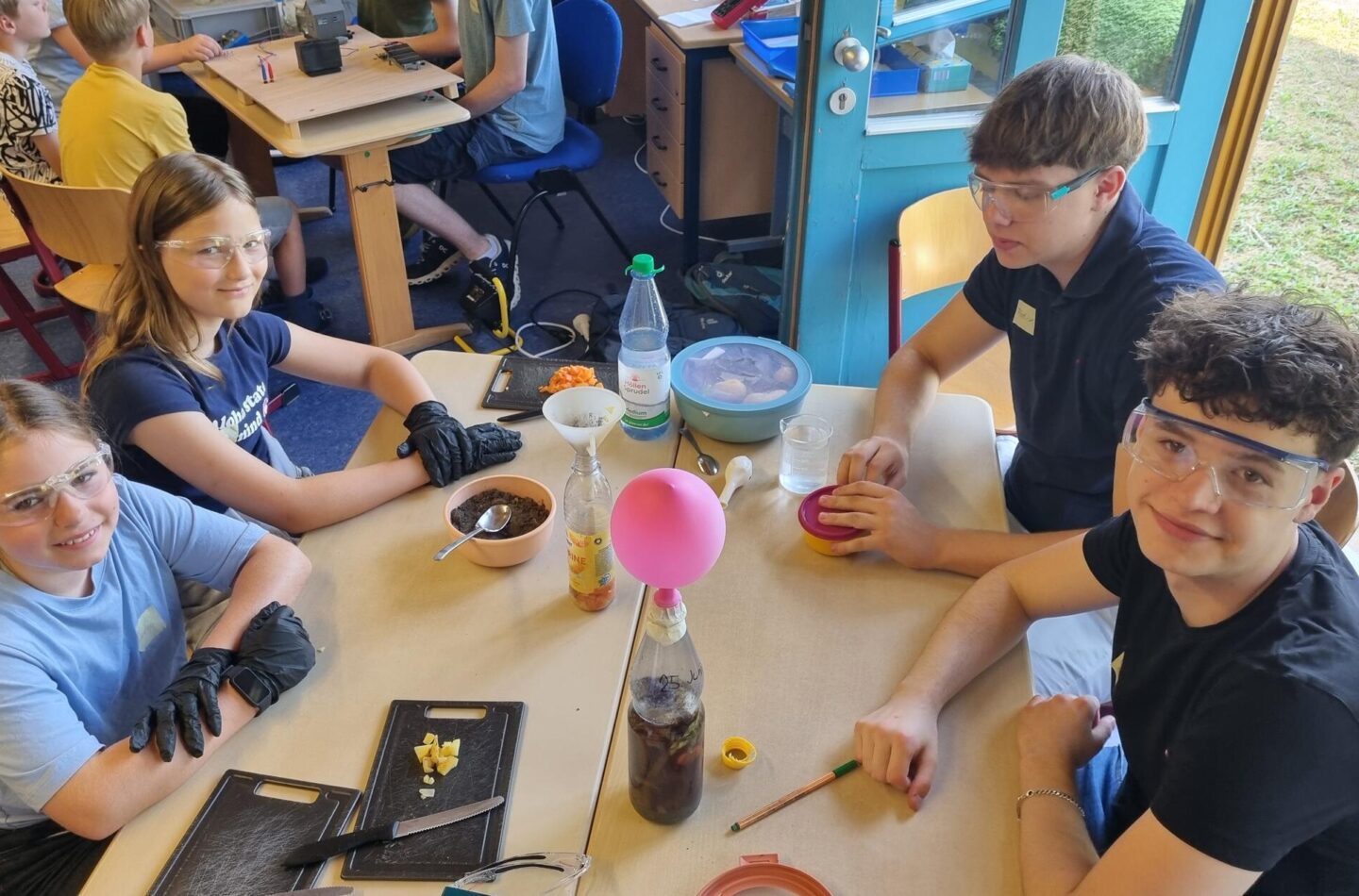 An dieser Station bastelten die Schüler eine Mini-Biogasanlage.