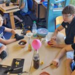 An dieser Station bastelten die Schüler eine Mini-Biogasanlage.