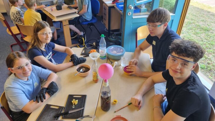 An dieser Station bastelten die Schüler eine Mini-Biogasanlage.