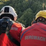 Luftretter und Windenoperator des Christoph 27 im Anflug an die Einsatzstelle an der Wittmannschikane.