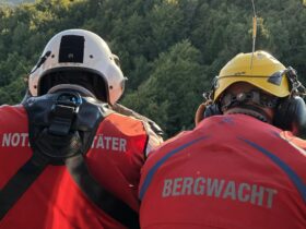 Luftretter und Windenoperator des Christoph 27 im Anflug an die Einsatzstelle an der Wittmannschikane.