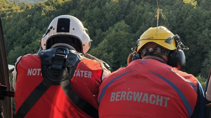 Luftretter und Windenoperator des Christoph 27 im Anflug an die Einsatzstelle an der Wittmannschikane.