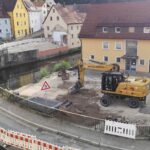 Nach dem Abbruch des am rechten Pegnitzufer gelegenen Gebäudes Marktplatz 22 und des am linken Pegnitzufer gelegenen Anbaus Nürnberger Straße 2 – Rest rote Mauer – beginnen im September in diesem Bereich die Arbeiten für eine Ersatzbrücke.