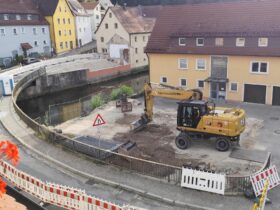Nach dem Abbruch des am rechten Pegnitzufer gelegenen Gebäudes Marktplatz 22 und des am linken Pegnitzufer gelegenen Anbaus Nürnberger Straße 2 – Rest rote Mauer – beginnen im September in diesem Bereich die Arbeiten für eine Ersatzbrücke.