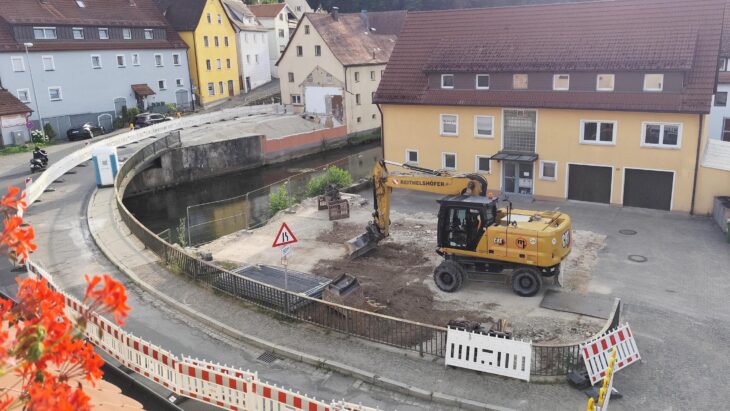 Nach dem Abbruch des am rechten Pegnitzufer gelegenen Gebäudes Marktplatz 22 und des am linken Pegnitzufer gelegenen Anbaus Nürnberger Straße 2 – Rest rote Mauer – beginnen im September in diesem Bereich die Arbeiten für eine Ersatzbrücke.