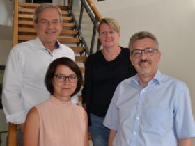 Bürgermeister Robert Ilg, die stellvertretende Geschäftsleiterin Birgit Meister und Margot Markel vom Personalrat gratulierten Karlheinz Wölfel (von links) zum Jubiläum „40 Jahre im öffentlichen Dienst“.