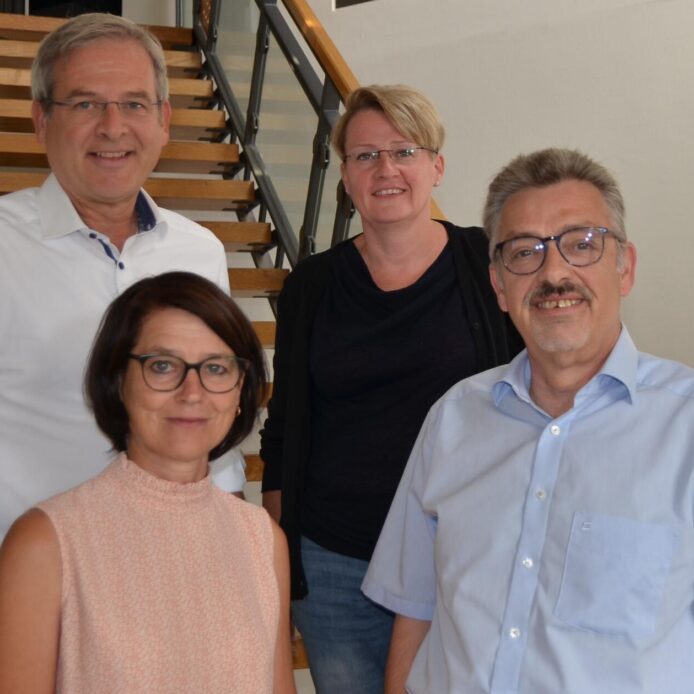 Bürgermeister Robert Ilg, die stellvertretende Geschäftsleiterin Birgit Meister und Margot Markel vom Personalrat gratulierten Karlheinz Wölfel (von links) zum Jubiläum „40 Jahre im öffentlichen Dienst“.