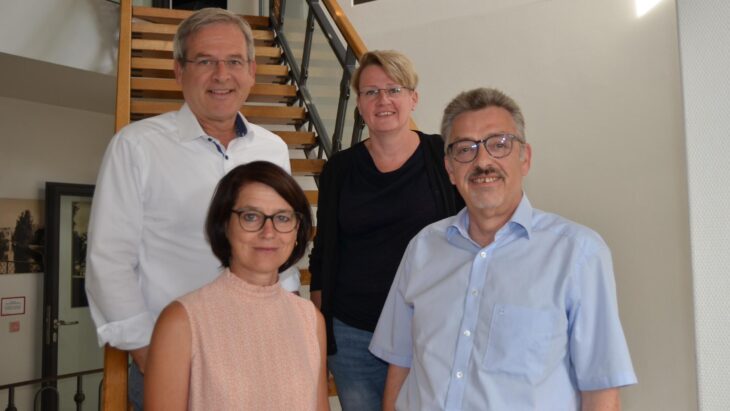 Bürgermeister Robert Ilg, die stellvertretende Geschäftsleiterin Birgit Meister und Margot Markel vom Personalrat gratulierten Karlheinz Wölfel (von links) zum Jubiläum „40 Jahre im öffentlichen Dienst“.
